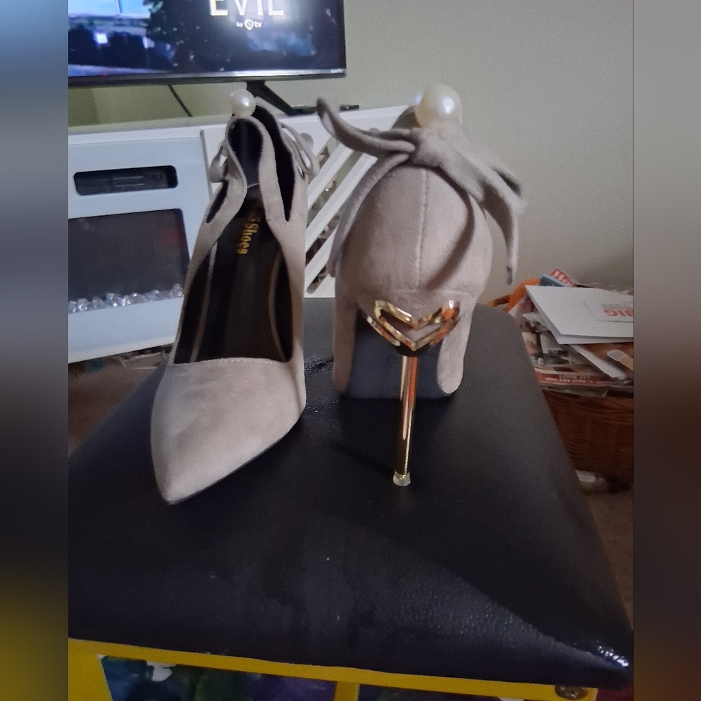 Elegant GRAY High Heels with Gold Accents.    Brand New